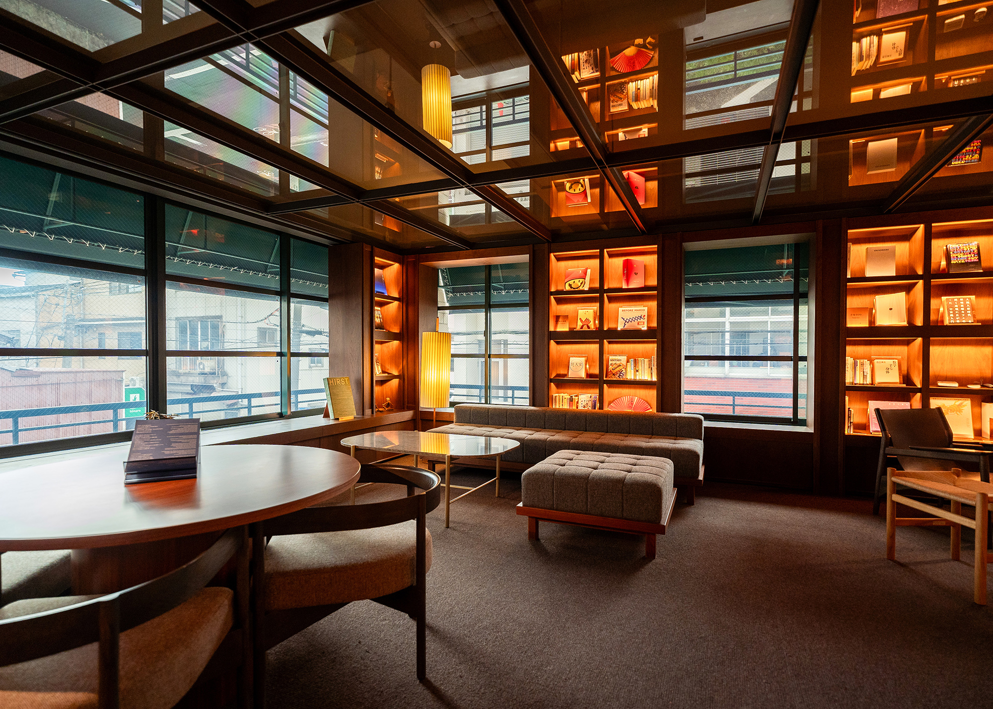 Hotel Marufukuro — Library 4